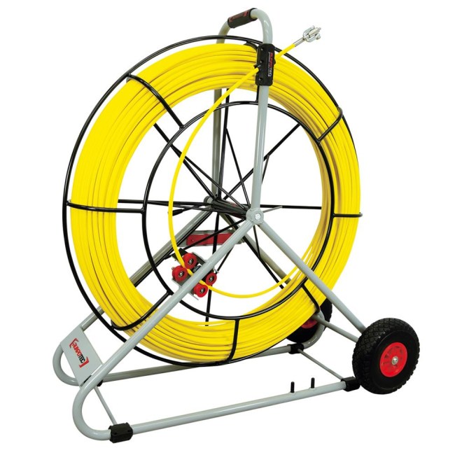 PREDVLEKA FIBERGLASS Pakirano na kovinskem kolutu.